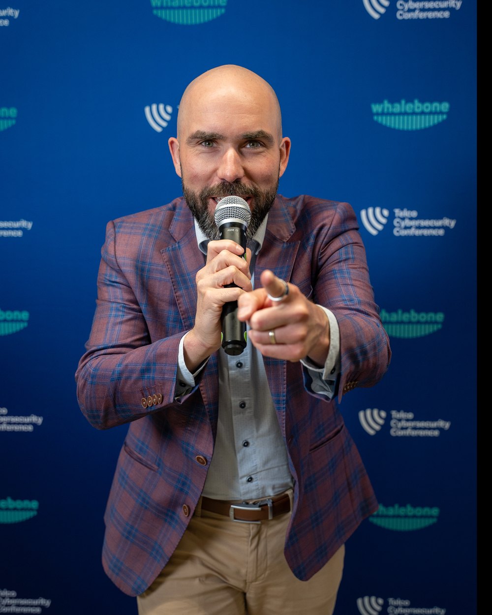 Jenda Perla moderuje konferenci